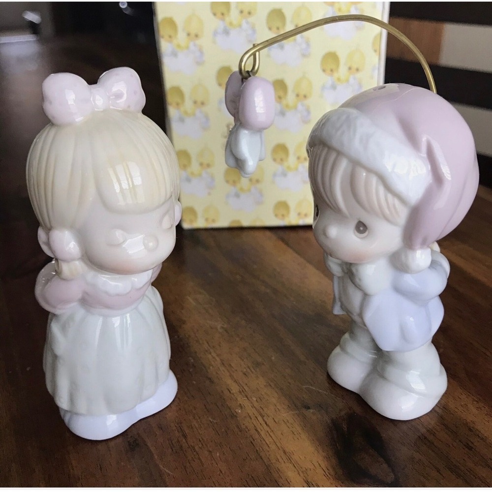 Precious Moments‎ Salt and Pepper Shakers Couple Kissing Porcelain 1996